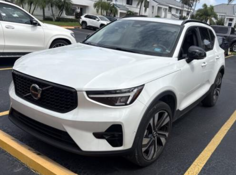 2024 Volvo XC40 B5 Plus Dark Theme