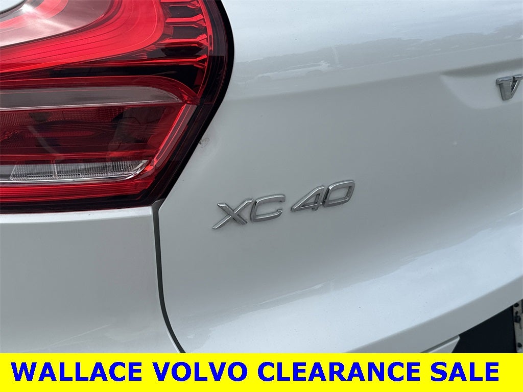 2024 Volvo XC40 B5 Plus Dark Theme