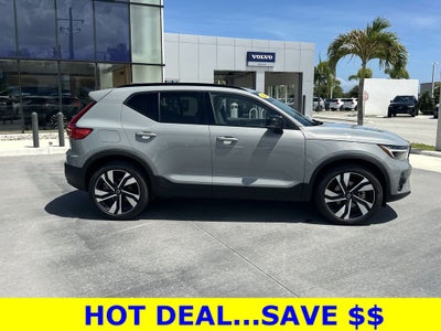 2024 Volvo XC40 B5 Plus Dark Theme