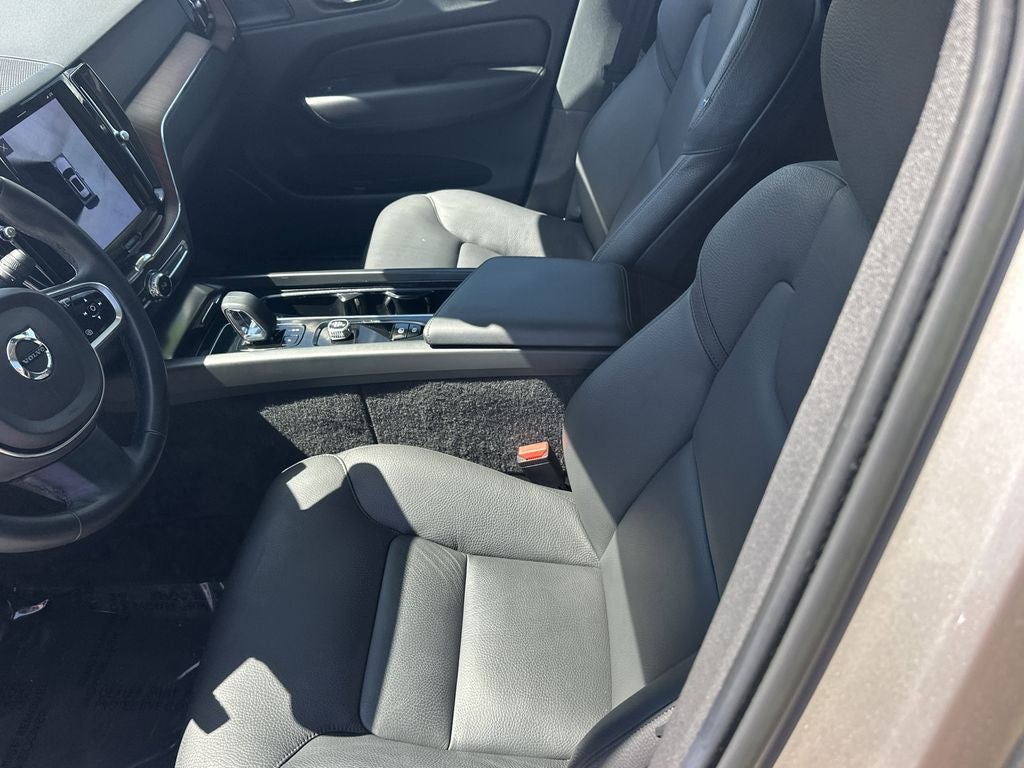2023 Volvo XC60 B5 Plus Dark Theme