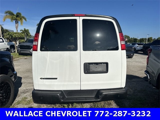 2022 Chevrolet Express Passenger 3500 1LS