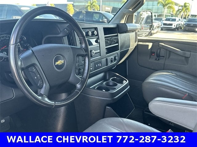 2022 Chevrolet Express Passenger 3500 1LS